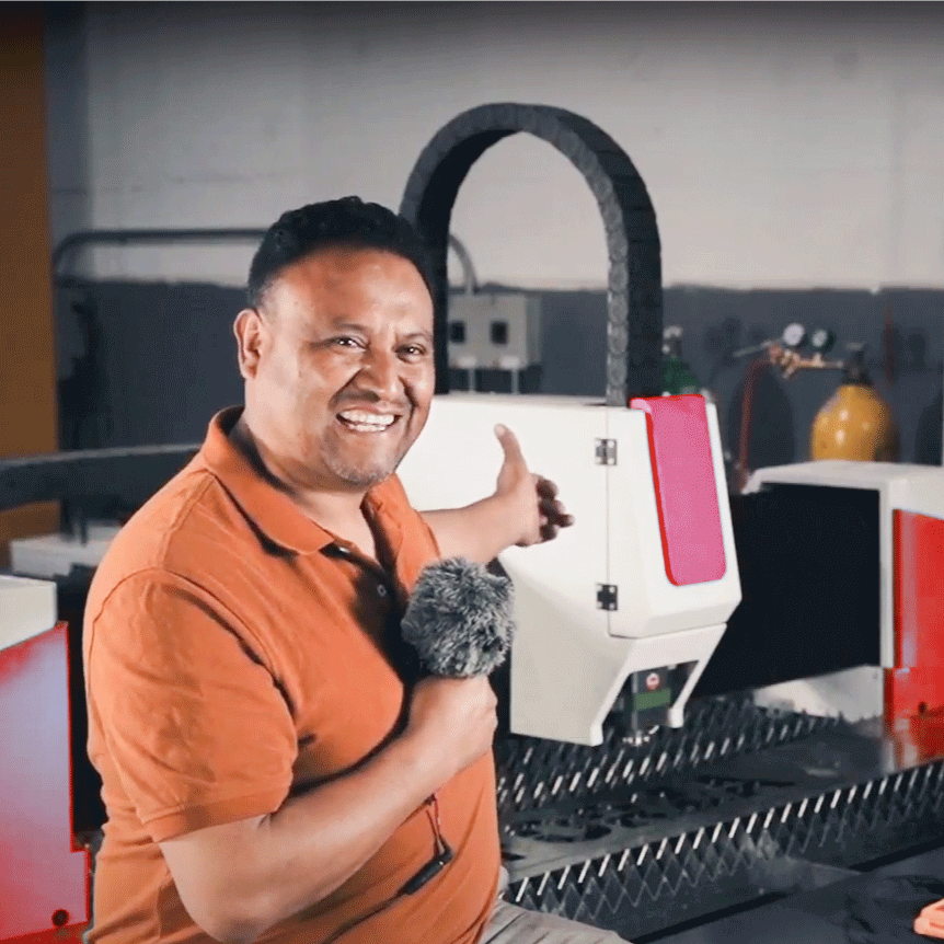 Geovanny emprende con maquinas de corte y grabado laser CNC