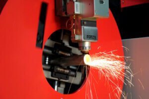 Máquina corte láser que opera con el gas adecuado 