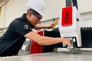 Operador industrial manipula una máquina de corte láser