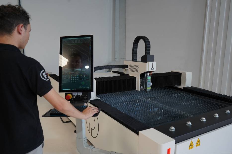 operador dando mantenimiento a máquina de corte láser