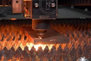 cortadora láser industrial en funcionamiento