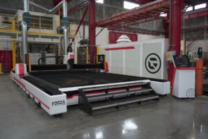 máquina cortadora láser enfocada en la producción de componentes para la industria automovilística 