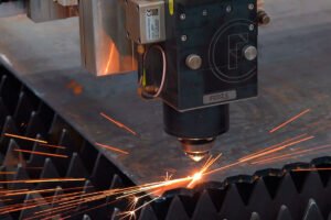 Proceso de las máquinas cortadoras láser para la fabricación de piezas en la industria automovilística 