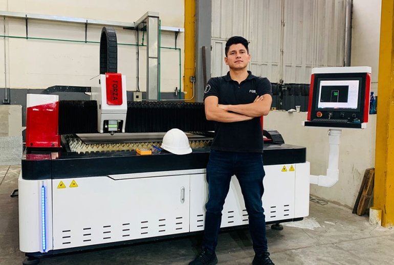 Operador muestra máquina cortadora láser