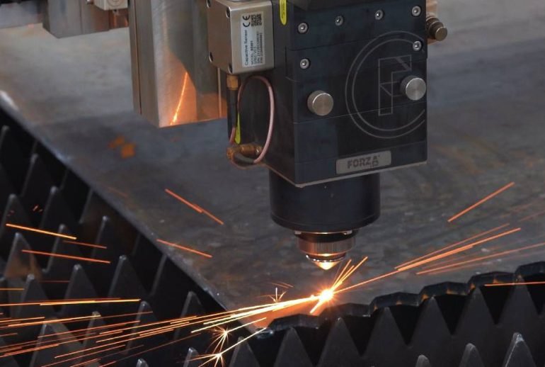 máquina corte láser FORZA en funcionamiento