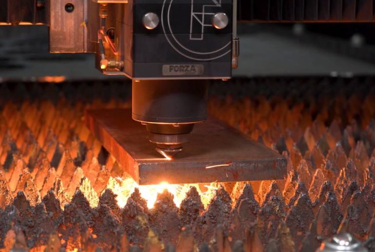 cortadora láser industrial en funcionamiento