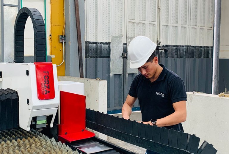 operador de cortadora laser de metal